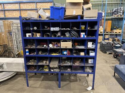 Lagerhylla med innehåll