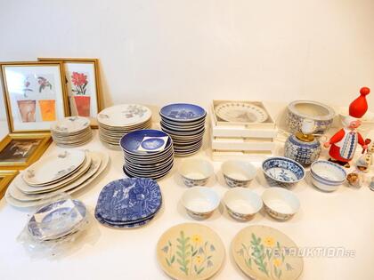 Pall med tavlor och väggur mm