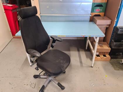 Arbetsbord och kontorsstol