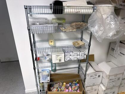 Trådhylla med innehåll