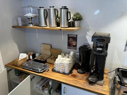 Kaffebryggare, thermosar och porslin