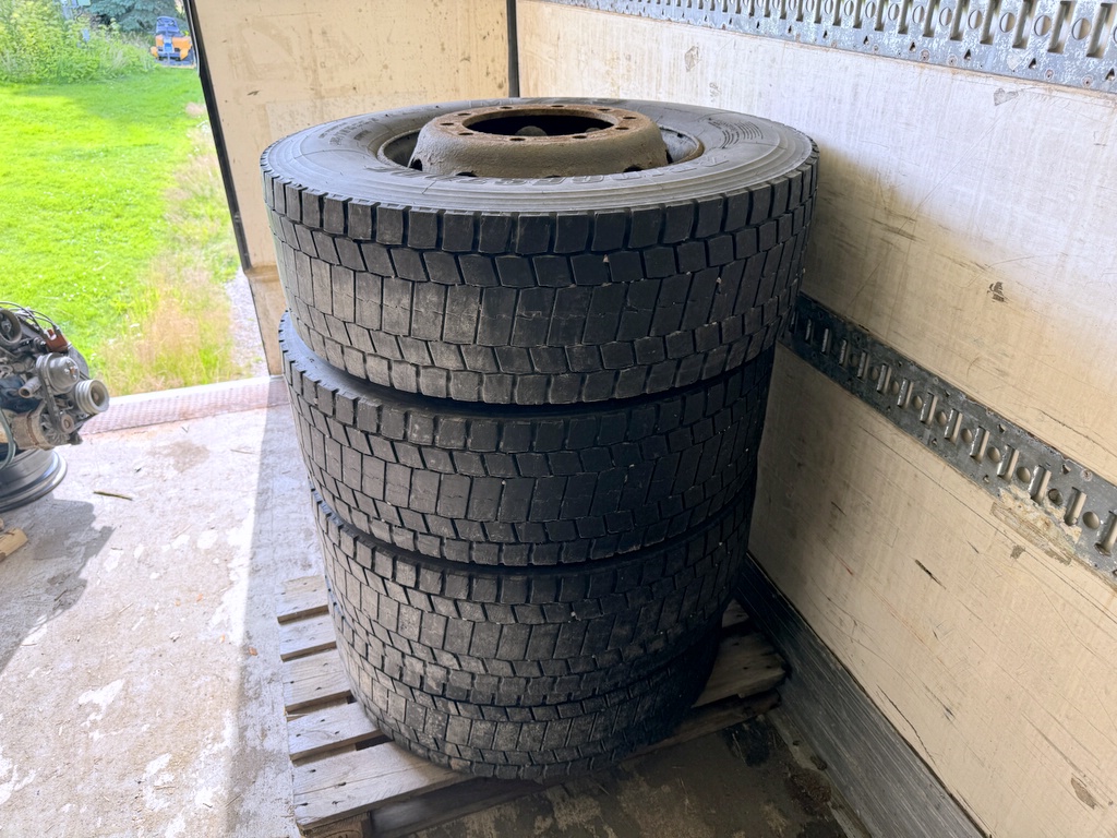 Lastbilsfälgar och däck 315/70R22,5 - 4st
