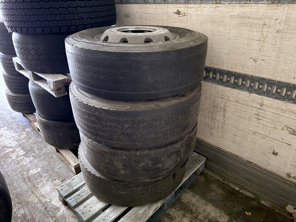 Lastbilsfälgar och däck 315/70R22,5 - 4st alu