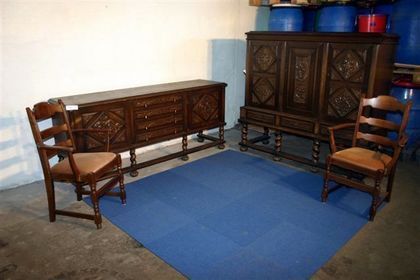 Möbler i mörkt trä.