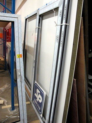 Fönsterparti med dörr