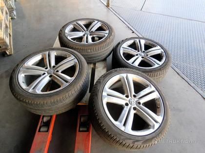 21" (VW) LM-fälgar på Pirelli 275/40 R21 däck