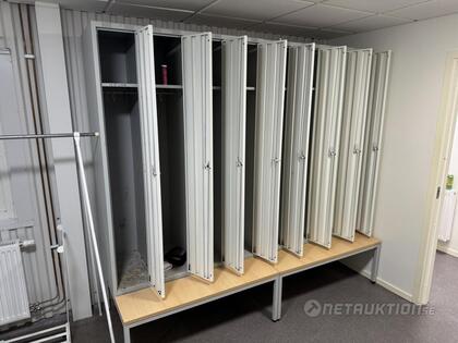 Omklädningsskåp med bänkar