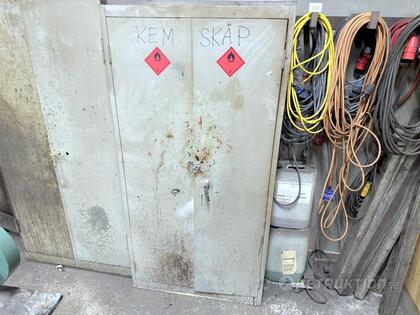 Kemskåp med innehåll