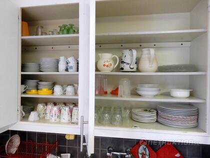Köksskåp med husgeråd Köksskåp med husgeråd