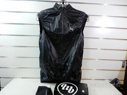 Väst MB Wear och handskar POC, Medium