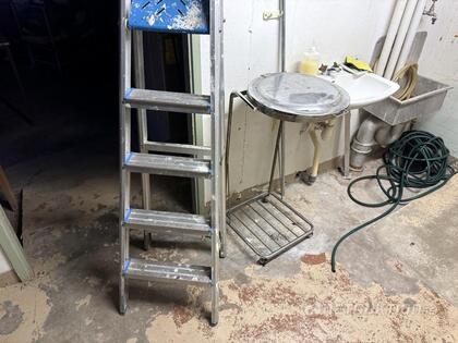 Trappstege och papperskorg