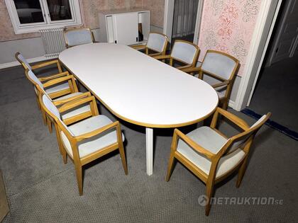 Konferensbord och stolar