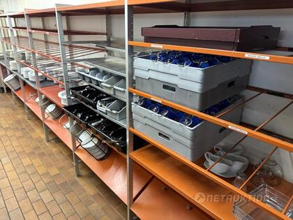 Diskbackar med serveringsporslin (2)