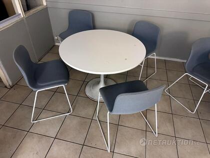 Runda bord och stolar