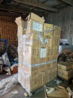 Parti med vaser, grisskulpturer mm Parti med vaser, grisskulpturer mm