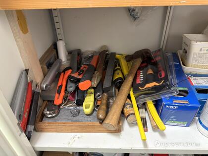 Plåtskåp + verktyg