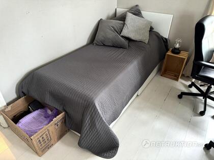 Säng, lampa & tavla Säng, lampa & tavla