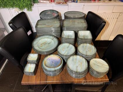 Ett parti med fint serveringsporslin