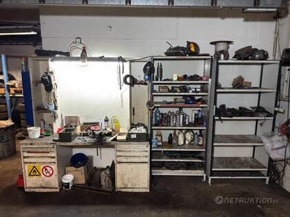 Arbetbänk och plåthyllor