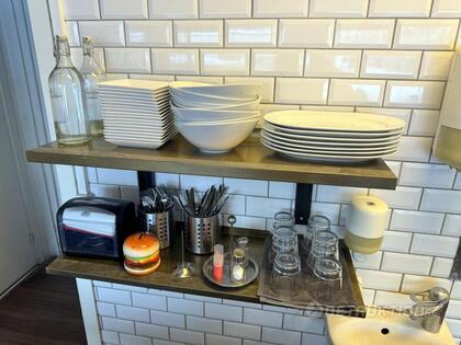 Hyllor och serveringsporslin