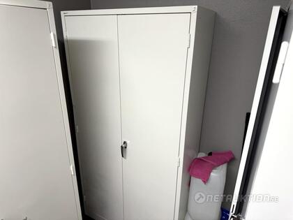 Plåtskåp med innehåll (2)