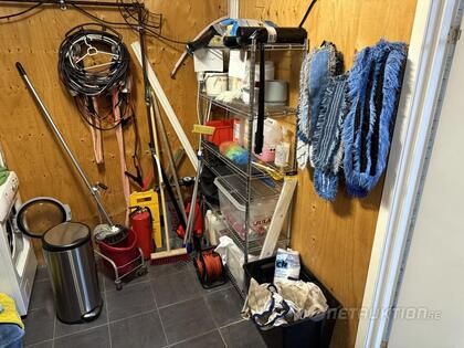 Trådhylla med lite av varje 