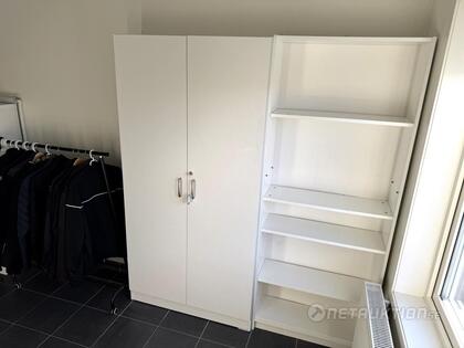 Låsbart skåp, bokhylla, klädställning mm 