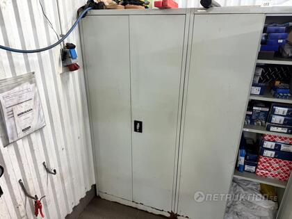 Plåtskåp med innehåll, bildelar mm Plåtskåp med innehåll, bildelar mm