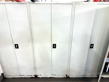 Plåtskåp med innehåll, bildelar Plåtskåp med innehåll, bildelar