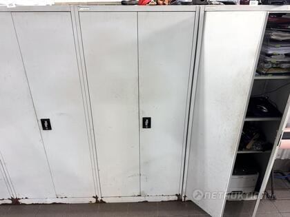 Plåtskåp med innehåll, hjulbultar mm Plåtskåp med innehåll, hjulbultar mm