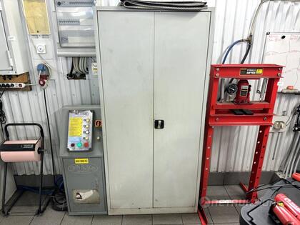 Plåtskåp med kem Plåtskåp med kem