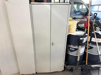 Plåtskåp med innehåll, bildelar Plåtskåp med innehåll, bildelar