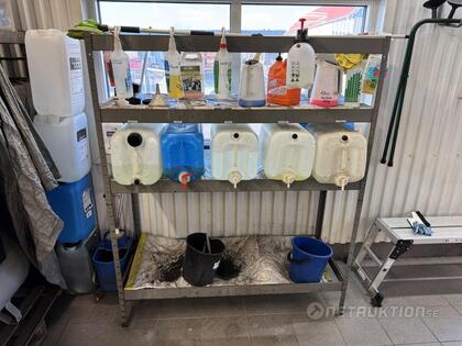 Lagerhylla med bilkem Lagerhylla med bilkem