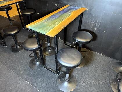 Resinbord "rivermodell" och pallar