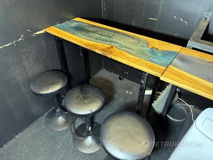 Resinbord "rivermodell" och pallar