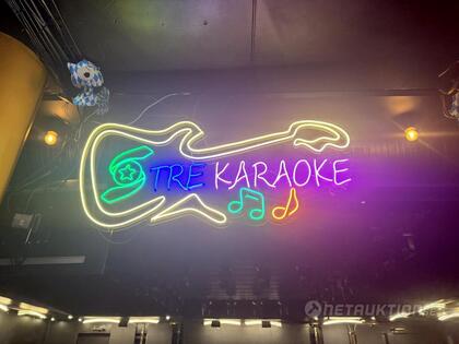 Neonskyltar "Tre Karaoke" 