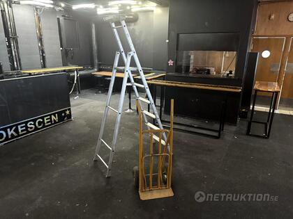 Trappstege och säckkärra