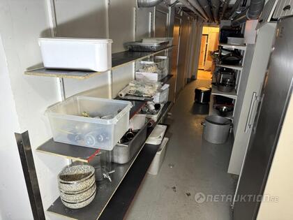 Vägghyllor med köksredskap mm 