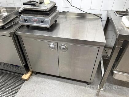 Arbetsbänk med skåp