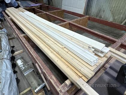 Reglar och grundmålad panel Reglar och grundmålad panel