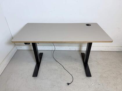 Elskrivbord, USB & eluttag