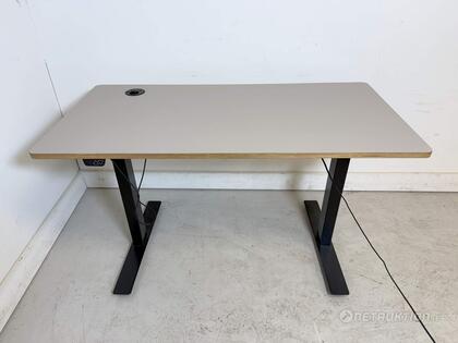 Elskrivbord, USB & eluttag