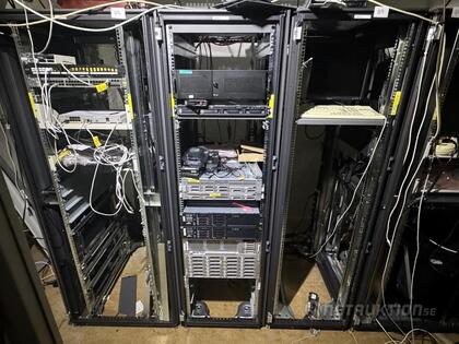 Serverskåp HP med serverutrustning