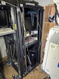 Serverskåp HP med serverutrustning