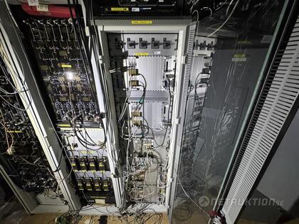 Serverskåp med innehåll DRR stativ