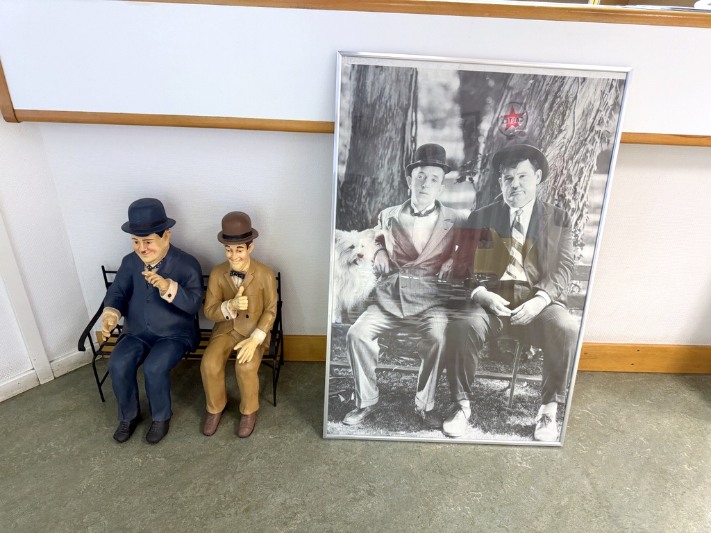 Sittande figurer av Helan & halvan & poster