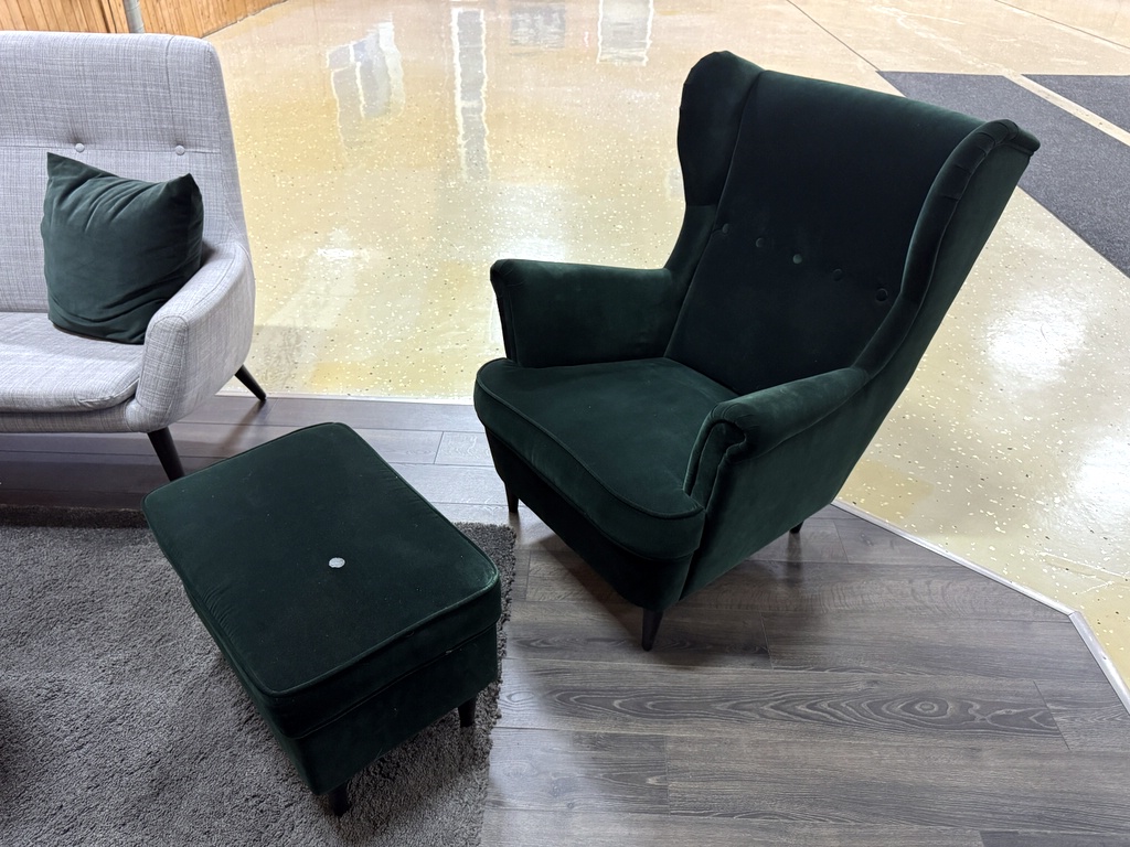 Öronlappsfåtölj och pall