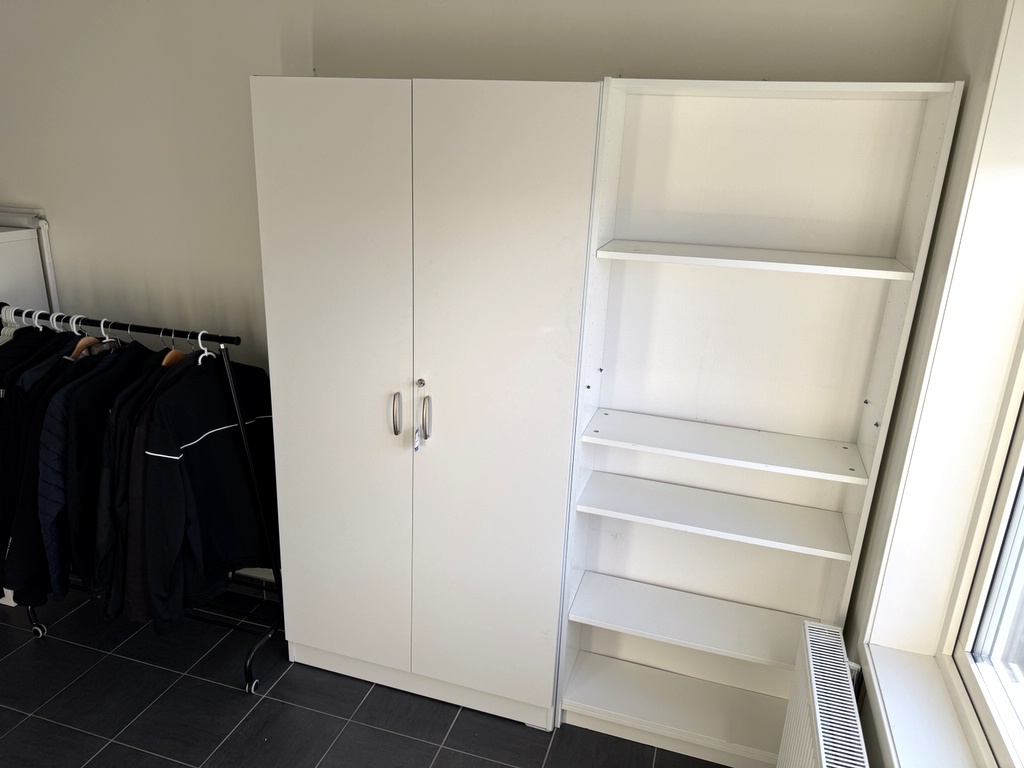 Låsbart skåp, bokhylla, klädställning mm 