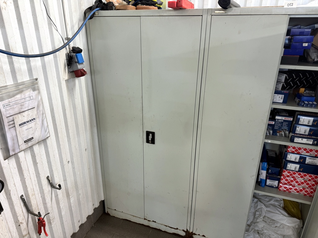 Plåtskåp med innehåll, bildelar mm 