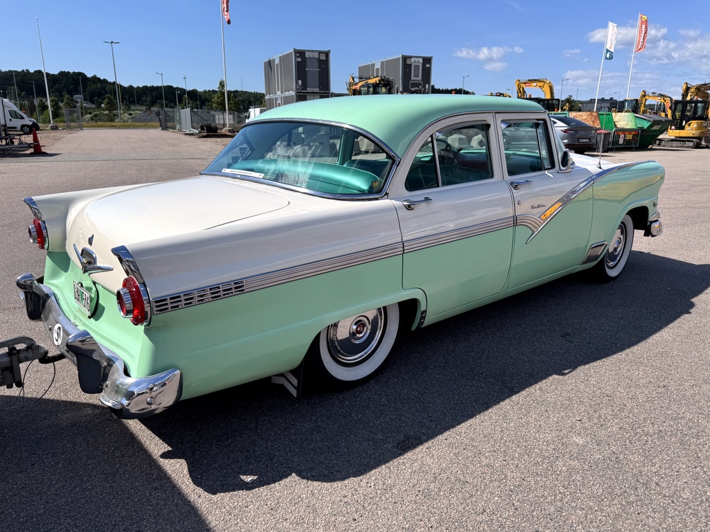 Ford Fairlane Town Sedan -56 + SMV husvagn Ford Fairlane Town Sedan -56 + SMV husvagn